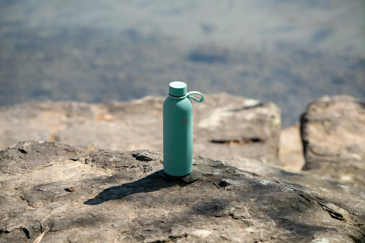 Trinken im Büro und Homeoffice: Warum genug Wasser deine Konzentration steigert
